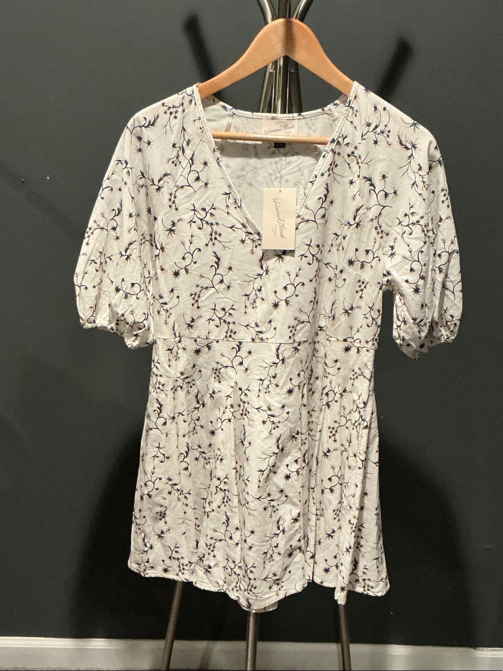 Universal Thread White V‑Neck Floral Puff Sleeve Dress